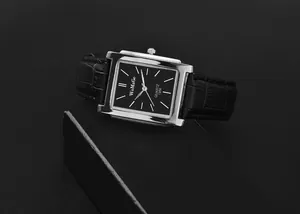 Dettaglio dell'orologio al quarzo quadrato WoMaGe con cinturino in pelle nera cocco.