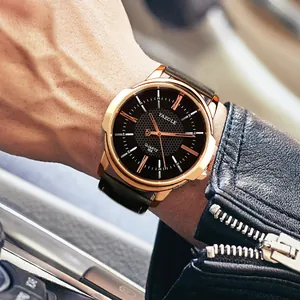 Vista detallada del reloj de cuarzo Yazole para hombre con correa de cuero negro y oro