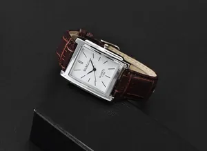 Dettaglio dell'orologio quadrato WoMaGe da uomo con quadrante bianco e cinturino in pelle
