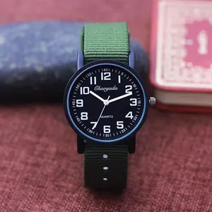 Detail van een sportief kinderhorloge met kwartsuurwerk en legergroene canvas band