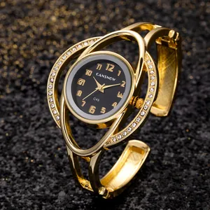 Primo piano dell'orologio rigido CANSNOW da donna in oro con quadrante nero e strass