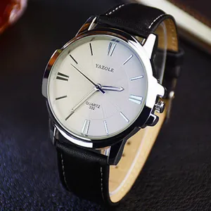 Primo piano dell'orologio Yazole con quadrante argentato e cinturino in pelle nera.