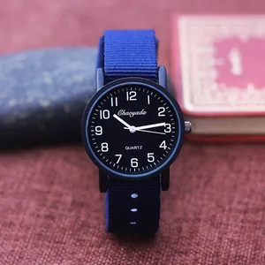 Detailopname van sportief kinderhorloge met blauwe canvas band en zwarte wijzerplaat
