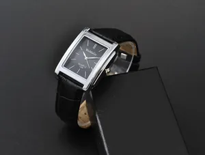 Dettaglio dell'orologio quadrato da uomo classico con cinturino in pelle nera