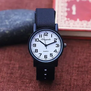Close-up van een kinderhorloge met zwart canvas bandje en een witte wijzerplaat met cijfers