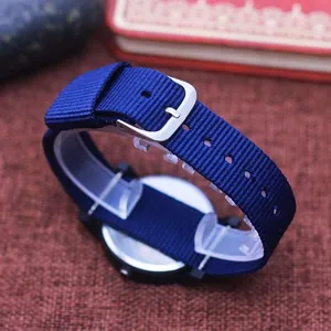 Detailopname van de blauwe nylon canvas band en gesp van een sporthorloge voor kids