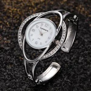 Primo piano di un elegante orologio da polso a bracciale argento con strass per donna