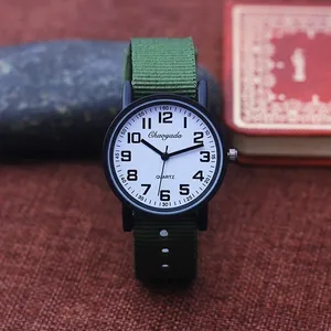 Detailopname van kinderhorloge met groen canvas bandje en witte wijzerplaat voor jongens