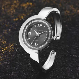 Dettaglio macro dell'orologio rigido argento CANSNOW con lunetta in strass e quadrante nero.