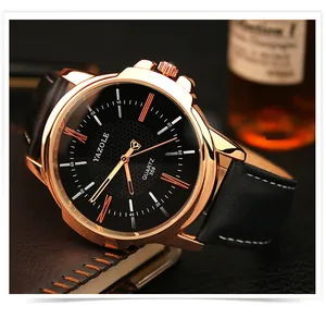 Primer plano de reloj de cuarzo YAZOLE para hombre con caja dorada y correa de cuero