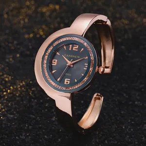Dettaglio dell'orologio a bracciale CANSNOW oro rosa con quadrante a mezzaluna