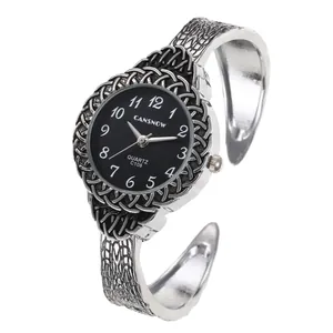 Dettaglio dell'orologio rigido CANSNOW vintage argento con bracciale molto decorato