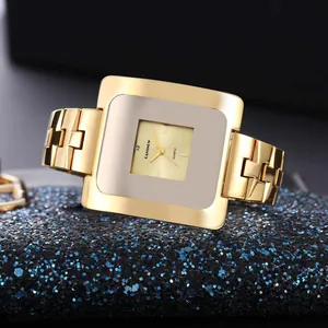 Dettaglio dell'orologio al quarzo CANSNOW oro con quadrante quadrato e cinturino in metallo