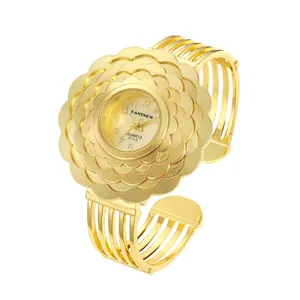 Dettaglio macro del design a fiore dorato su orologio al quarzo a polsino da donna