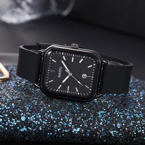 Macro dell'orologio al quarzo rettangolare NAIDU con cinturino in silicone nero e data