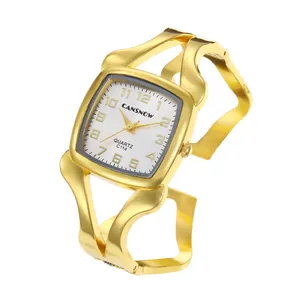 Detailansicht der goldenen Cansnow-Uhr mit quadratischem Zifferblatt und Armreif
