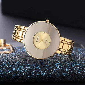 Dettaglio dell'orologio al quarzo CANSNOW vintage con grande quadrante a specchio oro
