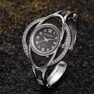Primo piano dell'orologio rigido CANSNOW in argento con cristalli e quadrante nero