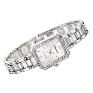 Elegante zilveren dameshorloge met vierkante strass-bezel en metalen schakelband