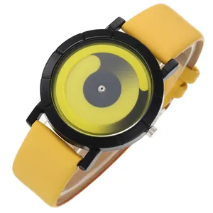 Dettaglio del quadrante a vortice creativo sull'orologio minimalista senza lancette giallo