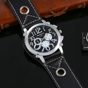 Dettaglio di un grande orologio punk da uomo con cinturino in pelle nera e occhielli.