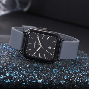 Primo piano di un orologio al quarzo rettangolare con cinturino in silicone grigio e quadrante nero