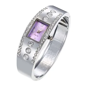 Detalle de elegante reloj tipo brazalete plateado con cristales y esfera rectangular púrpura
