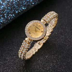 Elegante orologio al quarzo da donna in oro con lunetta e bracciale con lussuosi strass lucenti
