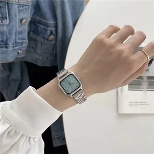 Élégante montre carrée pour femme avec bracelet en acier argenté et cadran bleu ciel