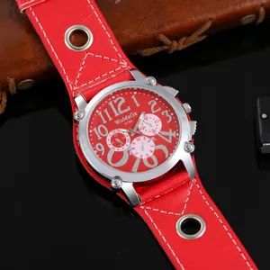 Primo piano di un orologio punk hip-hop rosso da uomo con grande quadrante e numeri argento