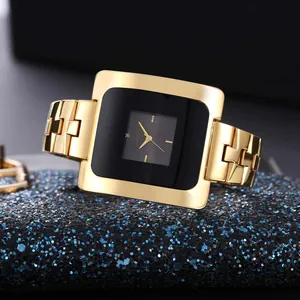 Primo piano della lussuosa orologio al quarzo quadrato oro CANSNOW con quadrante nero