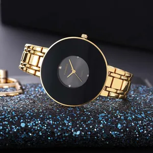 Vista macro dell'orologio al quarzo oro CANSNOW con quadrante nero minimalista