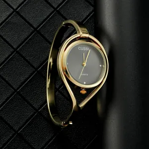 Primer plano de un elegante reloj de brazalete dorado con esfera negra y cuarzo