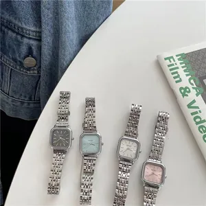 Quatre montres élégantes pour femmes à cadran carré avec des bracelets en acier argenté