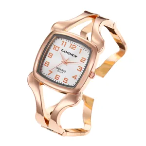 Elegante roségoldene Armreifenuhr mit quadratischem Zifferblatt und gedrehtem Metallband