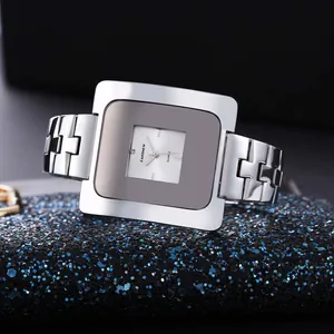 Primo piano dell'orologio al quarzo CANSNOW retrò con quadrante quadrato argento