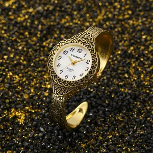 Primo piano dell'orologio rigido dorato CANSNOW su sfondo nero e oro testurizzato