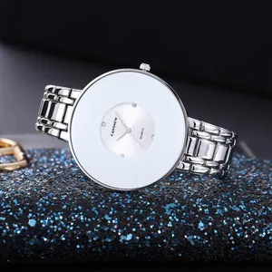 Dettaglio dell'orologio al quarzo CANSNOW argento con un ampio quadrante bianco stile minimalista