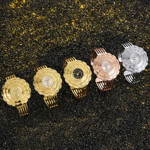 Dettaglio di orologi a bracciale floreali CANSNOW multicolori su fondo scintillante