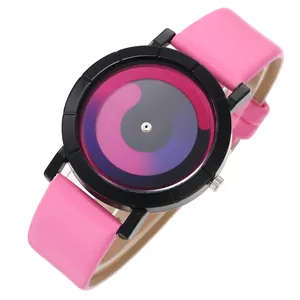 Dettaglio ravvicinato dell'esclusivo quadrante a vortice e del cinturino in pelle rosa dell'orologio