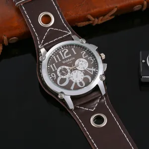 Primo piano dell'orologio WoMaGe punk hip-hop da uomo con cinturino in pelle marrone