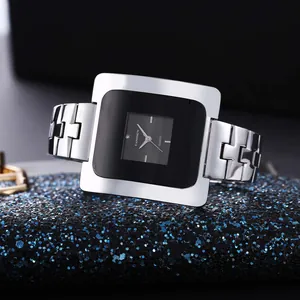 Primo piano dell'orologio al quarzo CANSNOW vintage con quadrante quadrato argento moda