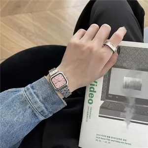 Élégante montre femme avec un cadran carré rose et un bracelet en acier argenté