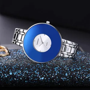 Primo piano dettagliato dell'orologio al quarzo CANSNOW con quadrante blu e argento
