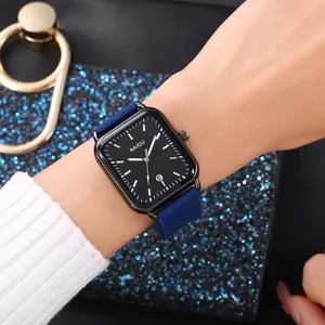 Primo piano di un elegante orologio al quarzo quadrato con cinturino in silicone blu al polso.