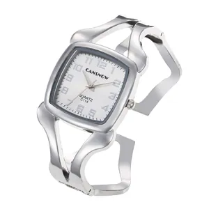 Elegante silberne Cansnow Armbanduhr mit gedrehtem Design und quadratischem Zifferblatt