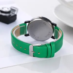 Primo piano del retro in acciaio inossidabile di un orologio con cinturino verde