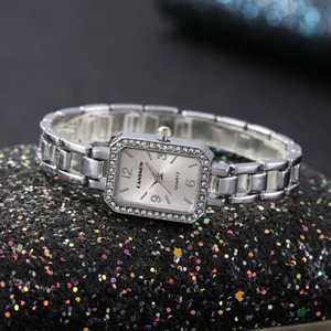 Detailopname van een zilveren vierkant quartz dameshorloge met diamanten ring en metaalband