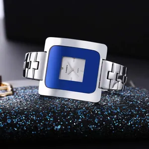 Primo piano dell'orologio al quarzo quadrato CANSNOW vintage con quadrante blu.
