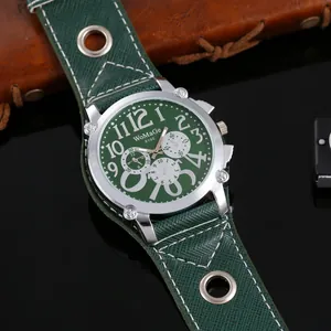 Dettaglio orologio da uomo punk con grande quadrante verde e cinturino con occhielli
